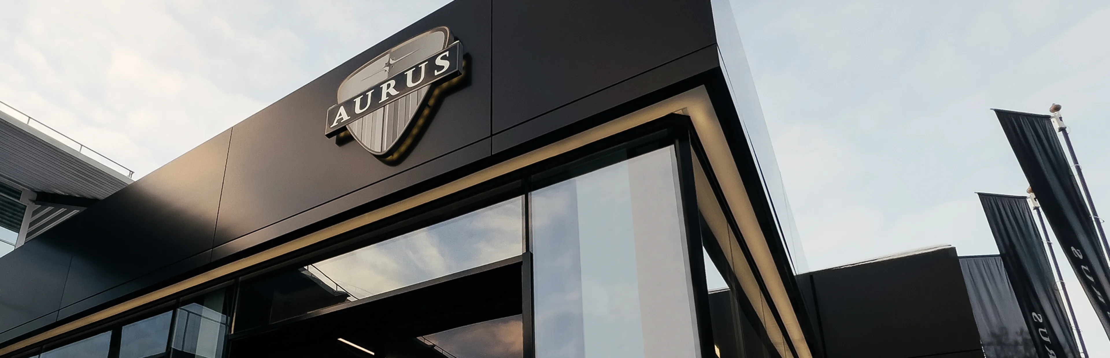 Логотип на фасаде автосалона aurus