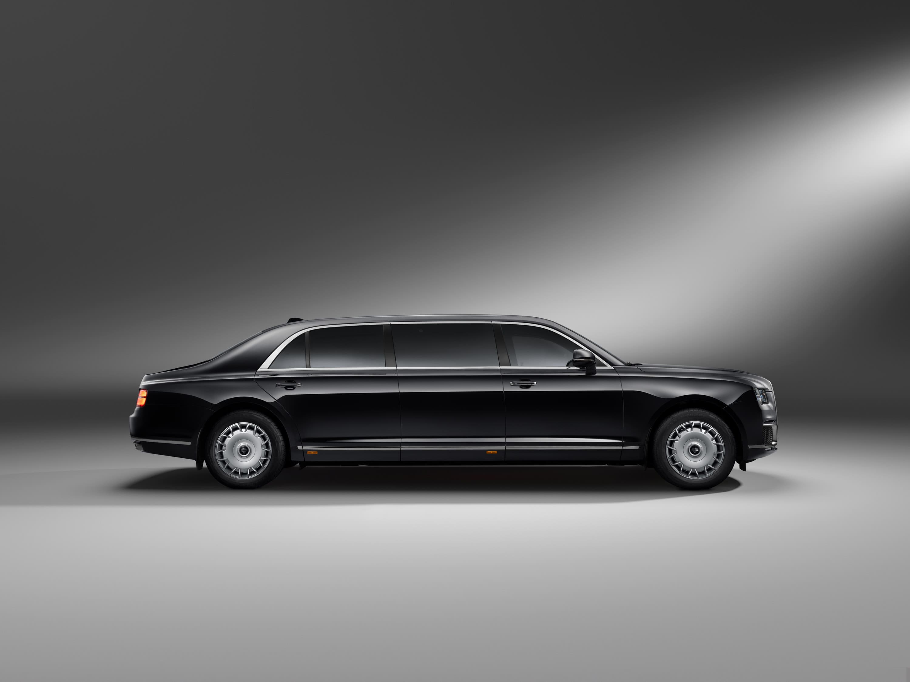 <b>AURUS</b> Senat Limousine: роскошь и комфорт на высшем уровне.